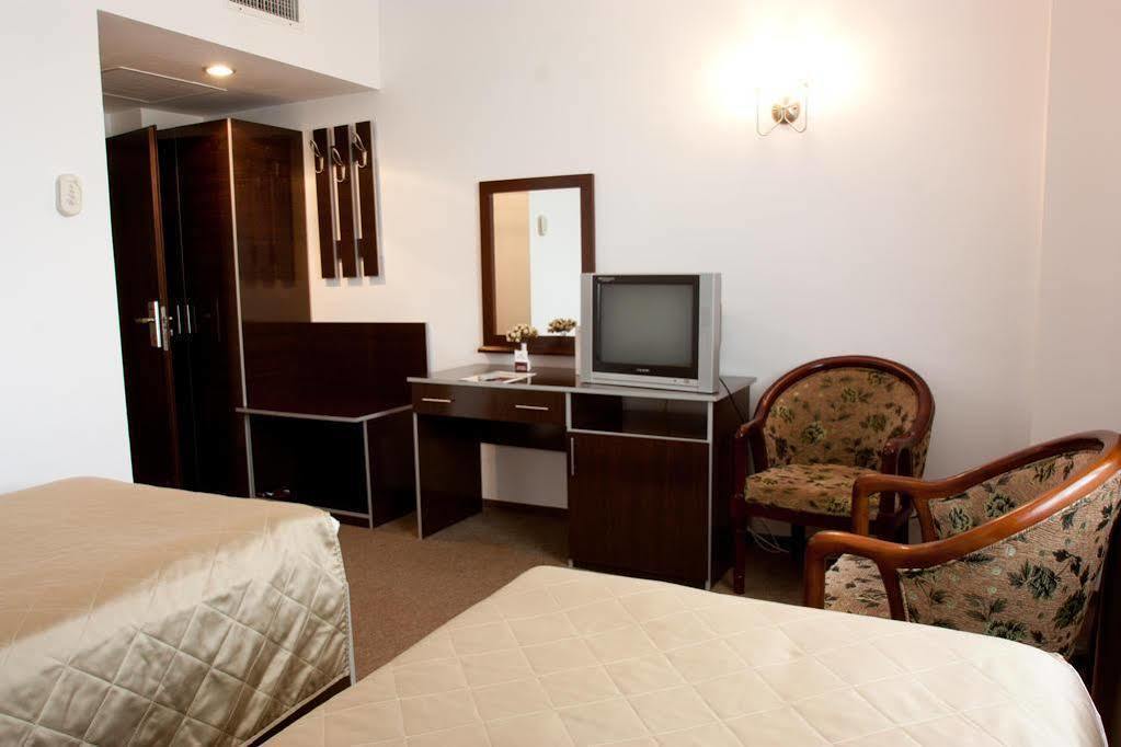 Denisa Hotel Otopeni Luaran gambar