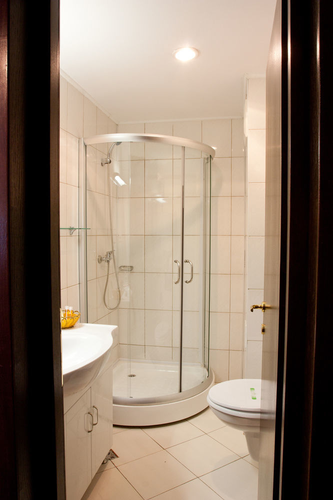 Denisa Hotel Otopeni Luaran gambar