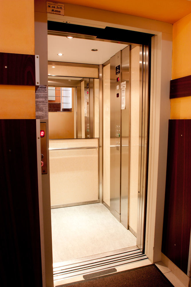 Denisa Hotel Otopeni Luaran gambar