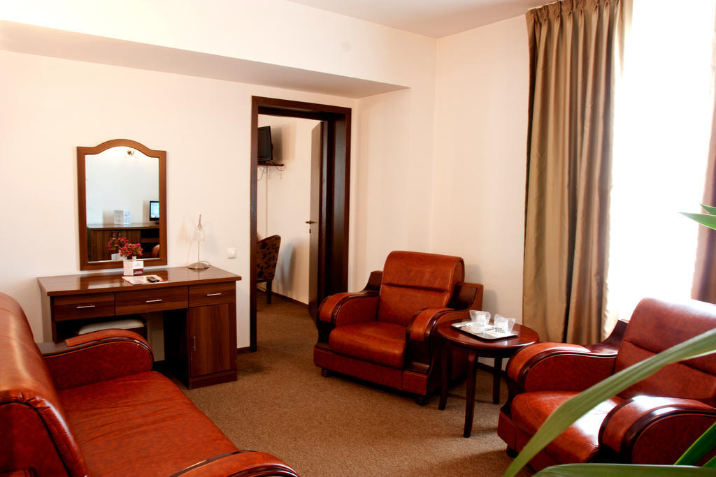 Denisa Hotel Otopeni Luaran gambar